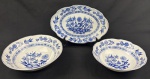 Steatita, padrão "Cebolinha". Travessa e 2 saladeiras em porcelana esmaltada na cor branca, com rica decoração em azul. Manufatura no verso. Medindo; 27 x 18 cm, 6 x 21 cm e 7 x 23 cm