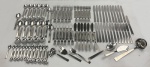Wolff. Faqueiro em inox, composto de: 7 peças para servir, 12 colheres para chá, 12 garfos de mesa, 12 garfos de sobremesa, 12 colheres de sobremesa, 12 colheres de sopa, 12 facas para peixe, 11 garfos para peixe, 24 facas e 11 colheres para café. Total de 125 peças