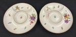 Steatita. Duas petisqueiras em porcelana esmaltada e policromada, com rica decoração floral e filetes em ouro. Com divisórias. Medindo: 23,5 cm.