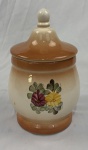 Pote decorativo de cerâmica vintage, utilizado como bomboniere ou pote de mantimentos (como café ou biscoitos). Apresentando pintura floral à mão e degradê em tons terrosos, foi muito popular na decoração brasileira entre as décadas de 1970 e 1980. Medindo: 29 x 17 cm.