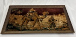 Tapeçaria vintage com motivo egípcio, apresentando viajantes com camelos e pirâmides, em veludo, medindo: 1,03 m x 55 cm. 