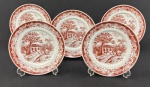 Schmidt. Cinco pratos para sobremesa em porcelana esmaltada sobre fundo branco, decoração monocromática no tom grená representando cenas bucólicas de paisagem, com arquitetura rural, árvores e elementos campestres, circundadas por rica composição ornamental nas bordas. Manufatura no verso. Med. aprox. 19 cm diâm.