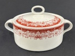 Schmidt. Sopeira com tampa em porcelana esmaltada sobre fundo branco, decoração monocromática no tom grená representando cenas bucólicas de paisagem, com arquitetura rural, árvores e elementos campestres, circundadas por rica composição ornamental nas bordas. Manufatura no verso. Medindo; 14 x 27 x 20 cm.