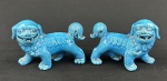 Par de Cães de Fó, também conhecidos como Leões Guardiões Chineses, em porcelana esmaltada na tonalidade azul-turquesa. Representando símbolos de proteção, prosperidade e boa fortuna, frequentemente utilizados como figuras guardiãs em templos e residência