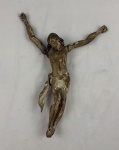 Cristo Crucificado - Brasil, séc. XVIII. Imagem sacra em madeira entalhada, representando Jesus Cristo (elemento de crucifixo). Destaca-se pela boa qualidade escultórica: cabelos ondulados sobre ombros e costas, barba bipartida levemente pontiaguda, anato