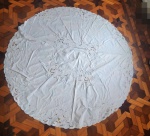 Toalha de mesa redonda com bordado Richelieu em algodão de gramatura média, na cor branca. Com manchas de guardado. Medindo: 210 cm. 