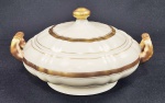 Vista Alegre, Portugal. Terrina em porcelana portuguesa esmaltada na cor creme, com frisos em ouro. Manufatura no verso. Medindo: 15 x 25 x 22 cm. 