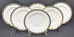 Mauá. Seis pratos fundos em porcelana esmaltada, decoração com friso preto e detalhes em dourado. Manufatura no verso. Med. 3 x 25 cm. 