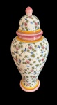 Imponente e grande vaso potiche em faiança esmaltada com tampa, decorado com ricos motivos florais em policromia e acabamento craquelado, peça de forte apelo ornamental e elegante presença decorativa. Medidas: 48 x 21 cm.