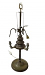 Antiga lamparina em metal, de composição clássica e rica ornamentação, no estado precisa de reparos na base. Med:  63x18cm.