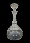 Garrafa licoreira em cristal translucido, ricamente lapidado, medidas: 29 x 16 cm.