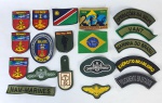 Militaria - Lote contendo dezesseis sutaches e três brevês das forças armadas.