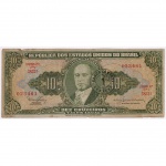 Numismática, cédulas do Brasil. Cédula da República dos Estados Unidos do Brasil, valor de 10 cruzeiros, com efígie de Getúlio Vargas em medalhão central. Emissão do Tesouro Nacional, com indicação de Estampa 2ª, série 3516A. Numeração em vermelho. Carimbo circular do Banco Central sobre a área central.Impressão em policromia com ornamentos em guilloché e elementos decorativos simétricos. Assinaturas impressas das autoridades emissoras. Indicação de Thomaz de La Rue & Company Limited, London.Reverso com composição alegórica representando figura masculina com ferramentas industriais, inserida em paisagem fabril, com repetição do valor nominal.Apresenta dobras centrais, manchas, desgaste de bordas e sinais de circulação. 