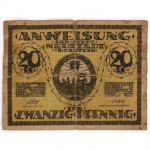 Numismática, cédulas estrangeiras. Cédula alemã de emergência (Notgeld), valor de 20 Pfennig, emitida no período pós-Primeira Guerra Mundial, contexto de escassez monetária e instabilidade econômica. Impressa por Gebr. Parcus, München. Anverso: composição gráfica com denominação em caracteres estilizados, cartelas ornamentais laterais com inscrições em alemão e medalhão central figurativo. Reverso: representação arquitetônica da fachada do Kremper Tor, portal histórico da cidade de Neustadt (região de Schleswig-Holstein), estruturado em eixo central com torre de acesso, corpo murário verticalizado e aberturas em arco. Nos campos laterais, cartelas losangulares com inscrições tipográficas de caráter local e administrativo. Numeração impressa no campo inferior. Contexto histórico: emissões de Notgeld foram produzidas por municípios e instituições locais na Alemanha entre 1914 e início da década de 1920, destinadas à circulação provisória diante da falta de moeda oficial, passando posteriormente a objeto de interesse colecionável em razão da variedade iconográfica e tiragens regionais. Observações de conservação: papel com desgaste, manchas, vincos e perdas nas bordas. Medidas: Altura: 7 x Comprimento: 9 cm.