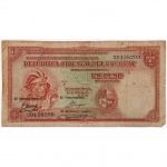 Numismática, cédulas estrangeiras. Uruguai  1 Peso, 1935 (Lei de 14 de agosto de 1935). Departamento de Emisión del Banco de la República Oriental del Uruguay; impresso por Thomas de La Rue & Co. Ltd., Londres; série A; numeração tipográfica em preto; assinaturas impressas. Cédula em papel de segurança, impressa pelo processo calcográfico (impressão em talho gravado / intaglio), em policromia nos tons vermelho e verde. Anverso com composição simétrica apresentando retrato masculino indígena à esquerda, com adorno plumário e lança, inserido em moldura ornamental; ao centro, inscrições tipográficas com o valor UN PESO, data legal Montevideo, Ley de 14 de Agosto de 1935, legenda de pagamento ao portador e fundo com padrão geométrico de segurança; à direita, escudo da República Oriental del Uruguay em cartela ornamental; cercadura decorativa contínua com valores 1 nos cantos.Reverso com vinheta central calcográfica representando cena alegórica de combate entre indígenas, com figuras em movimento portando lanças e bastões, organizadas em composição triangular; moldura arquitetônica com elementos fitomórficos e geométricos; valores 1 e legenda UN PESO integrados à cercadura; fundo com padrões lineares de segurança.Papel com sinais de circulação, apresentando múltiplos vincos horizontais e verticais, desgaste nas margens, pequenas perdas e rasgos, manchas e escurecimento generalizado, além de marcas de manuseio. Estado de conservação conforme fotografias. Medidas: Altura: 8 x Comprimento: 15 cm.