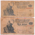 Numismática, cédulas estrangeiras. Duas(02) cédulas  República Argentina, Un Peso, Lei número 13.082 (27 de Março de 1947). Duas cédulas fiduciárias em papel-moeda, emissão estatal argentina, com inscrição Banco Central de la República Argentina e valor facial Un Peso  Moneda Nacional. Série identificada pela letra M, com numerações tipográficas distintas em tinta vermelha: 88.928.266 M e 31.849.955 M. Anverso com composição vertical contendo alegoria feminina sentada, acompanhada de elemento simbólico associado à ordem institucional e à economia estatal. A figura segue tradição iconográfica de matriz clássica, recorrente de emissões monetárias da América do Sul no período, derivada de repertórios europeus do século XIX, nos quais figuras femininas representam a nação, a república ou princípios abstratos como justiça, trabalho e estabilidade. Presença de assinaturas impressas de autoridades monetárias e referência legal à lei número 13.082 del 27 de marzo de 1947. Reverso com moldura ornamental de traçado simétrico, contendo cartela central destinada à marca dágua e inscrição República Argentina e Un Peso, integradas a composição decorativa de inspiração neoclássica e eclética, característica de cédulas produzidas no contexto de padronização gráfica estatal no pós-guerra. Impressão tipográfica sobre papel de segurança, com variação de tonalidade decorrente de circulação e envelhecimento do suporte. Estado de conservação com vincos horizontais e verticais, escurecimento generalizado, manchas, perdas marginais e desgastes de impressão. Diferenças cromáticas entre os exemplares indicam níveis distintos de circulação e exposição. Medidas: Altura: 6,2 x Comprimento: 13 cm.