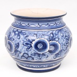 Cachepot em cerâmica esmaltada, de bojo globular e borda alargada, decorado em policromia azul sobre fundo branco com motivos florais e elementos geométricos estilizados. Apresenta quebradura colada na borda. Medidas: Alt.: 19 x Diam.: 21 cm.