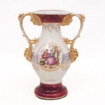 Par de floreiros em porcelana, de corpo bojudo com colo estreito e borda expandida, apoiados sobre base circular. Decorados em esmaltação perolizada com reservas contendo cenas galantes de inspiração rococó, representando casal em trajes cortesãos junto a elemento arquitetônico paisagístico. Apresentam faixas em tonalidade vinho, ornatos fitomórficos em douração e reservas laterais em azul-claro com arabescos. Alças vazadas de desenho volutado, moldadas em relevo e integralmente douradas. Apresenta desgastes visíveis na douradura. Medidas: Alt.: 25 x Comp.: 19 x Larg.: 11 cm.