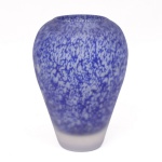 Vaso executado em vidro acetinado, formato ovóide, abertura central circular, dotado de rica decoração interna na tonalidade azul com efeito marmorizado. Medidas: Alt.: 18 x Diam.: 13,5 cm.