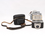 Câmera fotográfica de fabricação italiana, década de 1960 marca Berette, corpo revestido em material sintético, objetiva frontal com regulagem manual, acompanhada de estojo de transporte em material plástico moldado com alça em couro. Acompanha flash eletrônico avulso Junior DC-PREK, marca Viska, com conexão por cabo. Não está funcionando, estado conforme fotografias. Medidas: Máquina: Alt.: 7,5 x Comp.: 11,5 x Larg.: 7cm. Flash: Alt.: 6 x Comp.: 10,5 x Larg.: 7cm.