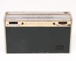 Rádio portátil Hitachi Transistor 8, modelo VH-822H, fabricação japonesa, caixa em material sintético, grade frontal metálica, mostrador horizontal de frequências em kilocycles e megacycles, controles laterais de sintonia e volume, alimentação por pilhas, com entradas para antena e fone. Acompanha estojo em couro com alça de transporte. Não está funcionando, estado conforme fotografias, apresenta pequena quebradura, sinais de uso e desgaste. Medidas: Alt.: 9 x Comp.: 15,5 x Larg.: 4,5 cm.