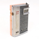 Rádio portátil da década de 1960/1970, modelo Sharp AM Solid State, fabricação japonesa, receptor transistorado para ondas médias, caixa em material sintético com grade frontal metálica, visor frontal de sintonia e compartimento posterior para pilhas. Acompanha capa protetora em couro sintético perfurado. Não foi testado, sem garantias de funcionamento. Estado conforme fotografias. Medidas: : Alt.: 10 x Comp.: 7 x Larg.: 3,5cm.