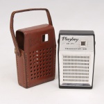 Rádio portátil Playboy HI-FI Transistor Six, receptor transistorado para ondas médias, caixa em material sintético com painel frontal metálico, grade acústica perfurada e comando lateral de sintonia e volume. Acompanha estojo em couro com alça de transporte e fone auricular. Não foram testado, sem garantia de funcionamento. Estado conforme fotografias. Medidas: : Alt.: 10,5 x Comp.: 6,5 x Larg.: 2,5 cm.