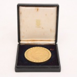 Medalha comemorativa FININVEST S.A., executada em metal dourado, anverso com inscrição 19611976, referência à instituição financeira e dizeres Crédito, Financiamento e Investimentos. Reverso gravado Torneio de Futebol ARECC Vice-campeão 1978. Acompanha estojo de apresentação revestido internamente em veludo e cetim.Medidas: Diâmetro.: 6 cm.