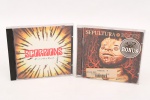 Dois(02) CDs de música das bandas de rock e heavy metal Scorpions e Sepultura, correspondentes aos álbuns Face the Heat (1993) e Roots (1996), acondicionados em estojos plásticos originais com encartes impressos.