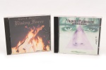 Dois(02) CDs da discografia do guitarrista sueco Yngwie Malmsteen, correspondentes aos álbuns Rising Force (1984) e The Seventh Sign (1994), acondicionados em estojos plásticos com encartes originais.