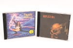 Dois(02) CDs de heavy metal, correspondentes aos álbuns Fire & Ice, de Yngwie Malmsteen, e Beneath the Remains, da banda brasileira Sepultura, obras representativas do metal neoclássico e do thrash metal, acondicionadas em estojos plásticos com encartes originais.