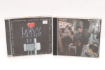 Dois(02) CDs, sendo a coletânea Love Metal, reunindo faixas de bandas de hard rock e heavy metal como Scorpions, Queensrche, Skid Row e outras, e o álbum Small Change, de Tom Waits, lançado em 1976, acondicionados em estojos plásticos com encartes.