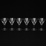 CRISTAL HERING. Elegante conjunto de taças para champanhe em cristal, diáfano e incolor; bojo obcônico talhado com folhagens estilizadas dispostas em faixas horizontal, fuste tubular, de topo facetado, sobre base circular. Composto de seis(06) unidades. Medidas: Alt.: 14 x Diam.: 10 cm.