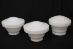 Conjunto composto por três(03) cúpulas em vidro opalino branco, de formato semiesférico com corpo obcônico e borda circular saliente. Medidas: Alt.: 11,5 x Diâmetro.: 17 cm.