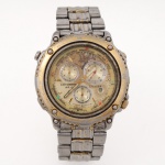 Relógio de pulso marca Citizen, modelo cronógrafo da linha Promaster/Navihawk, com caixa e pulseira em aço inoxidável bicolor. Mostrador com três registros auxiliares, calendário na posição de quatro horas, escalas náuticas e indicação Alarm-Chronograph WR 10bar. Luneta graduada com referências de navegação marítima, incluindo marcações Port, Starboard, Windward Leg e Reach. Fundo gravado Citizen Watch Co., Water Resist 10bar, referência 3510-351967 K, GN-4-S e Japan. Movimento a quartzo de fabricação japonesa. Década de 1990. Não está funcionando, apresenta avarias, marcas de uso e desgastes, vide foto.Medidas: Diâmetro.: 43 mm.