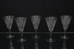 Elegante conjunto de taças de pé alto, para vinho, em cristal diáfano e incolor; bojo obcônico talhado com motivos florais e geométricos, composta por estrelas e painéis facetados, fuste tubular sobre base circular. Composto de quatro(04) unidades. Medidas: Alt.: 17 x Diam.: 9cm