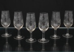 Conjunto de taças  para licor em cristal translúcido; bojo ovóide alongado, haste cilíndrica e pé circular, talhado com composição floral com flores do tipo margarida, caules e folhagens estilizadas distribuídas ao redor do bojo. Composto de seis(06) unidades. Medidas: Alt.: 11,5 x Diam.: 4 cm.