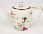Bule para café em porcelana japonesa, bojo obcônico com alça estilizada integrada. Decoração policromada representando figura feminina em trajes tradicionais japoneses, acompanhada por ramos de folhas estilizadas. Borda realçada por friso em tonalidade preta e contorno com filete dourado. Base marcada com inscrição Made in Japan. Medidas: Alt.: 15 x Comp.: 24 x Larg.: 13,5 cm.