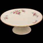 W.H. GRINDLEY, Staffordshire - Inglaterra(Fundada por William Harry Grindley em 1880). Fruteira em faiança inglesa da década de 1940/50, padrão "Creampetal"; esmaltagem de tom marfim, decoração floral policroma com reservas de rosas e flores campestres aplicadas por transferência. Borda recortada com acabamento em douradura. Marca da manufatura no verso. Medidas: Alt.: 9 x Diam.: 24 cm.