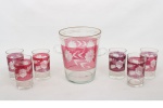 Conjunto para refrescos da década de 1960/70 em vidro, composto por um(01) balde para gelo com duas alças laterais e seis(06) copos, apresentando reservas em tonalidades rosa e lilás com decoração floral talhada sobre fundo translúcido, enriquecida por frisos dourados. Medidas balde: Alt.; 16 x Diam.: 13 cm. ; Medidas copo: Alt.; 9,5 x Diam.; 5,5 cm.