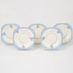 Conjunto de pratos para pão em faiança inglesa, esmaltação branca, decorado com flores faixas de tonalidade azul claro, estilo Art Déco, formato quadrangular de quinas recortadas. Composto de cinco(05) unidades. Medida: Diam.: