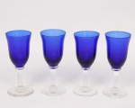 Conjunto de quatro(04) taças para licor em cristal azul cobalto, com bojo liso de formato campanular, e haste tubular e base circular translúcidas. Medidas: Alt.: 11 x Diam.: 5 cm.