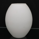 Vaso em vidro fosco, de corpo ovóide e boca circular ligeiramente reentrante. Medidas: Alt.: 24 x Diam.: 20 cm.