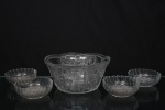 Conjunto para sobremesa em vidro moldado prensado, composto por um(01) bowl central e quatro(04) tigelas individuais. Decoração em relevo com motivos florais estilizados e frisos verticais, bordas recortadas onduladas e fundo com flor em destaque. Marcada Made in Brazil na peça principal. Medidas: Bowl: Alt.: 12,5 x Diam.: 25,5 cm. ; Tigelas: Alt.: 5 x Diam.: 13,5 cm.