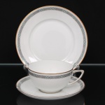 Trio para chá em porcelana alemã, manufatura Rosenthal, Alemanha (Selb-Bavaria), decoração em esmalte nas tonalidades verde e cinza formando faixa geométrica com motivos florais estilizados, realçada por filetes dourados nas bordas. Marca da manufatura no verso. Medidas: Xícara: Alt.: 5 x Comp.: 12 x Larg.: 9,5 cm. ; Pires: Diam.: 14,5 cm. ; Prato: Diam.: 17 cm.