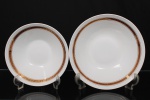 Porcelana, Steatita e Magnésia S/A, Campo Largo - PR(Fundada em 1954). Dois(02) bowls em porcelana nacional da década de 1960/70; formato hemisférico, esmaltagem vítrea na cor branca, orla decorada por faixa de tonalidade bordô, ornamentada por arabescos fitomorfos dourados em repetição, cercado por frisos em douradura. Marca da manufatura no verso. Medidas: Alt.: 6 x Diam.: 22,5 cm. ; Alt.: 7 x Diam.: 27 cm.