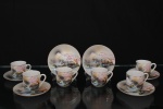 Conjunto de xícaras para café em porcelana japonesa, dito "casca de ovo", decorado em policromia com paisagem oriental representando habitações rurais, ponte, vegetação e montanhas, executada em esmaltação sob vidrado. Bordas realçadas por filetes dourados. Marca de fabricação Made in Japan na base. Composto de seis(06) unidades. Medidas: Xícara: Alt.:4,5  x Comp.: 6 x Larg.: 4,5 cm. ; Pires: Diam.: 10 cm.