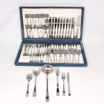 Faqueiro em aço inoxidável, composto por colheres de sopa, colheres de sobremesa, garfos de mesa, garfos de sobremesa, facas de mesa, concha e espátula para bolo, acondicionado em estojo revestido. Peças com cabos de linhas retas e extremidades arredondadas. Marcações Stainless Steel.