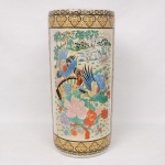 Antigo bengaleiro em porcelana oriental, de formato cilíndrico, decorado em esmaltes policromos e douração, apresentando composição com aves entre flores, folhagens e paisagem lacustre ao fundo. Bordas superior e inferior ornadas por frisos geométricos e florais em relevo e douração. Trabalho de manufatura japonesa, ao gosto Satsuma. Medidas: Alt.: x Diam.: