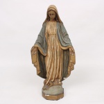 Imagem sacra representando Nossa Senhora das Graças, executada em estuque policromado, figurada em posição frontal, com braços abertos e pés sobre serpente, conforme a iconografia tradicional da Invocação Milagrosa. Vestes em tons de branco e azul, com acabamento dourado. Base octogonal integrada. Apresenta desgastes, perdas de policromia e pequenas quebraduras compatíveis com o uso e a antiguidade. Medidas: Alt.: 32 x Comp.: 15 x Larg.: 8 cm.